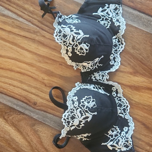 Lacey Black Bra, Q.T. Ladies Size 32B, Sexy, Pretty, Great Condition - Picture 9 of 9